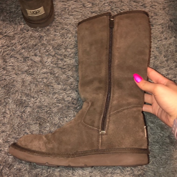 BROWN UGG BOOTS - Picture 2 of 5